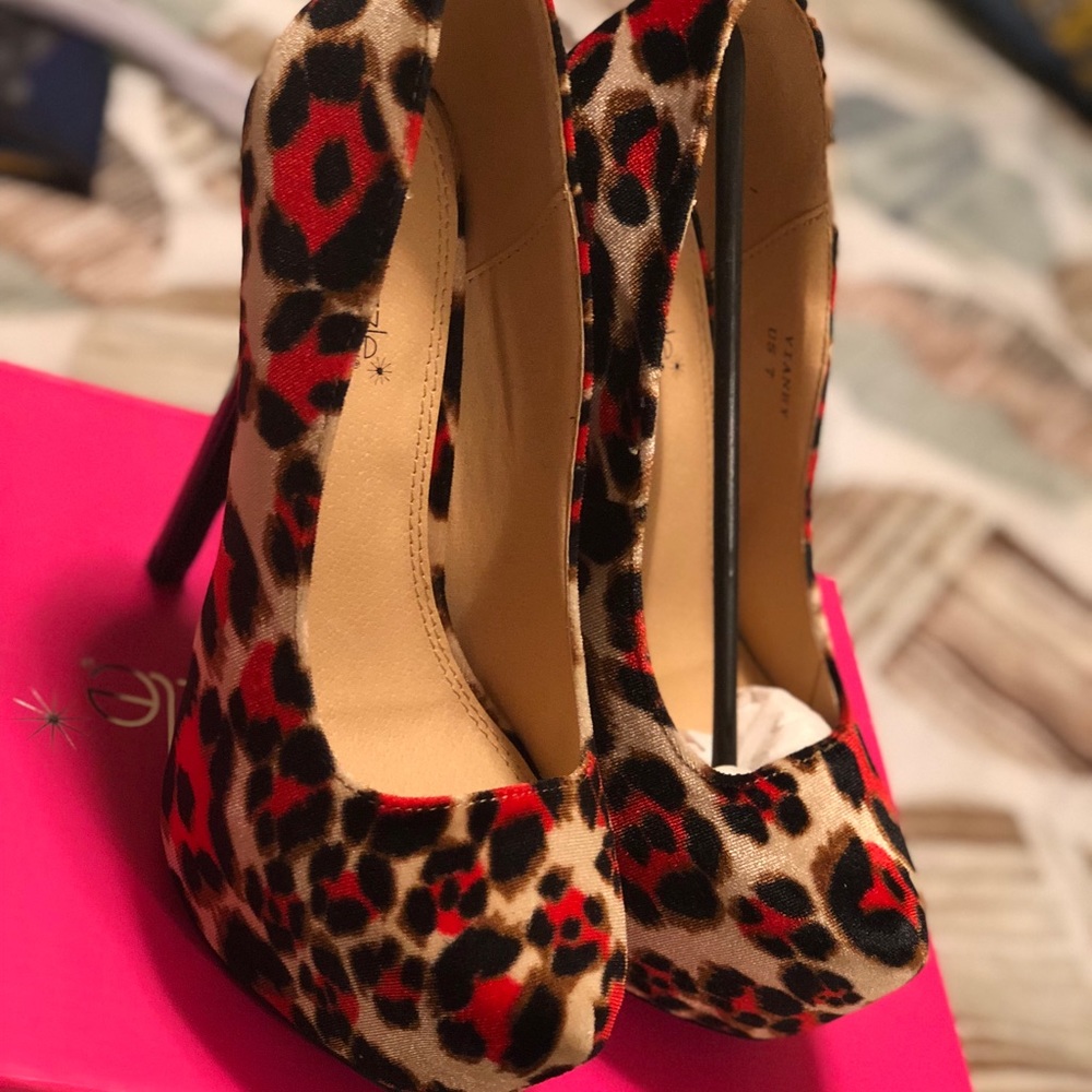 Shoe Dazzle Vianey Leopard Heels Size 7
